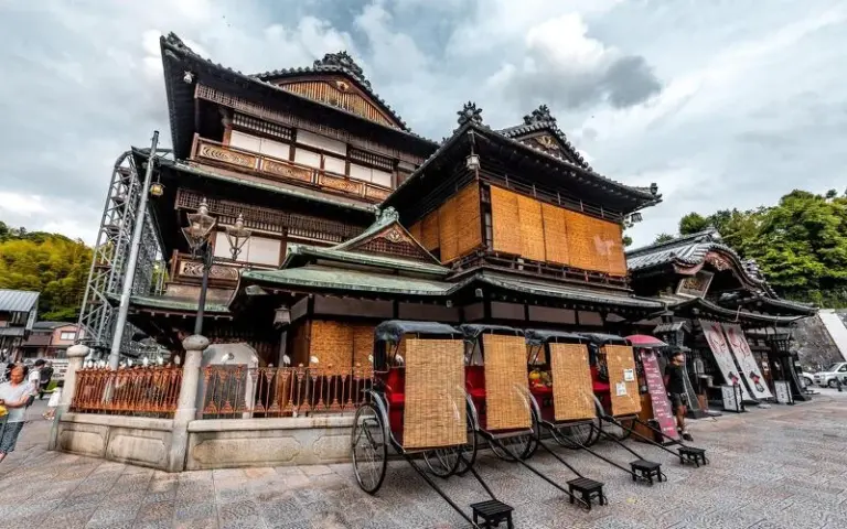 Fähre nach Uwajima und Erkundung der Burg Matsuyama sowie Dogo Onsen