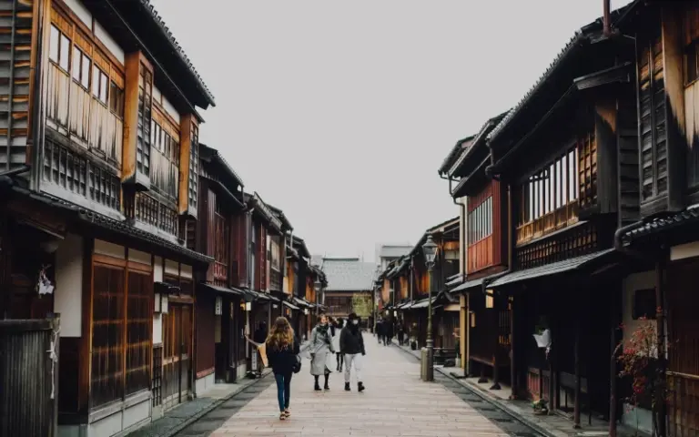 Spaziergang in Kanazawas Geisha-Viertel und die Kunst des Blattgoldes