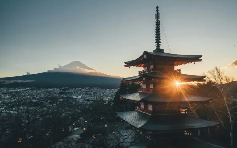 Panoramawanderung zur Chureito-Pagode, Fuji-Blicke und Tempelherberge
