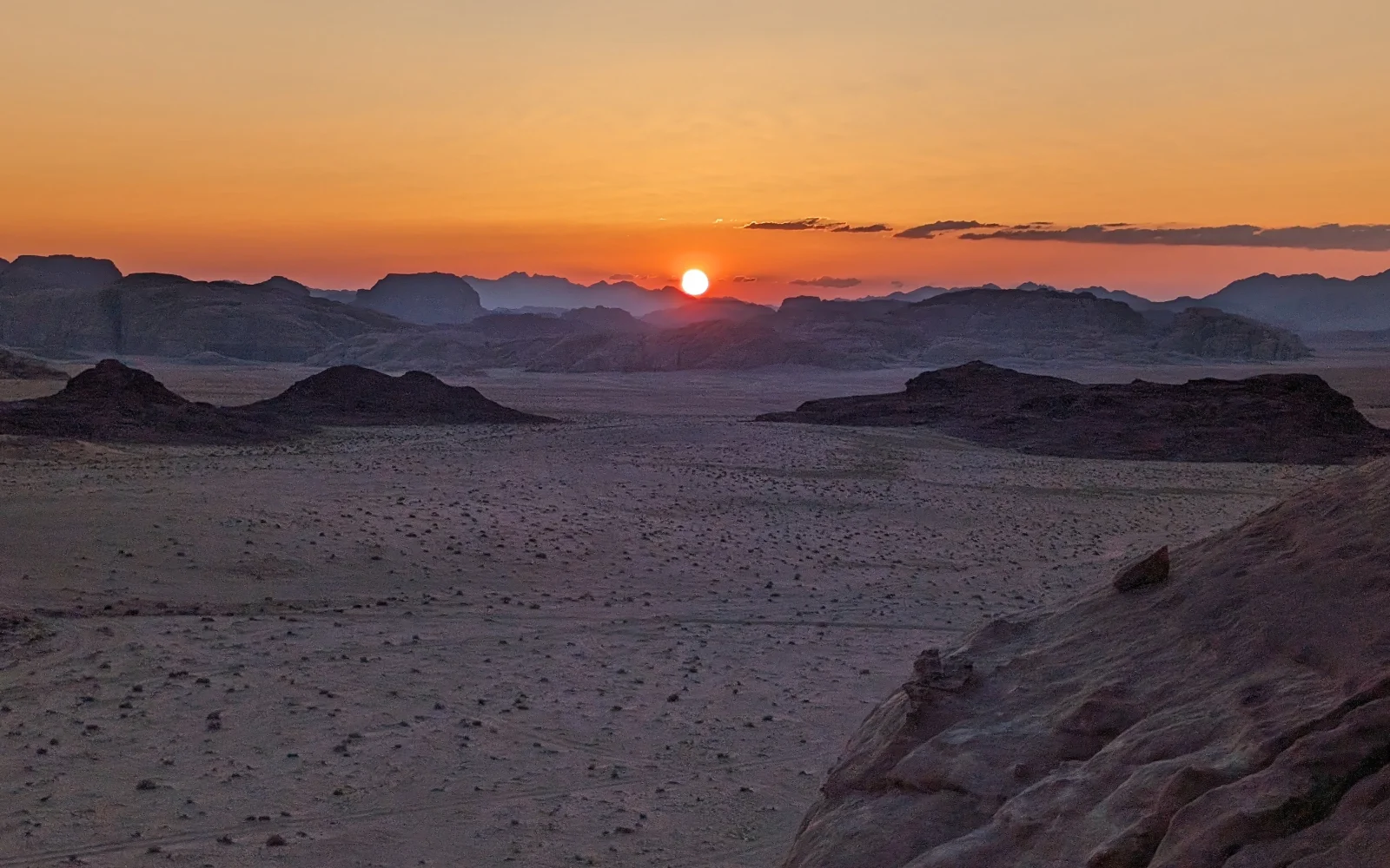 Morgenlicht in der jordanischen Wüste.
