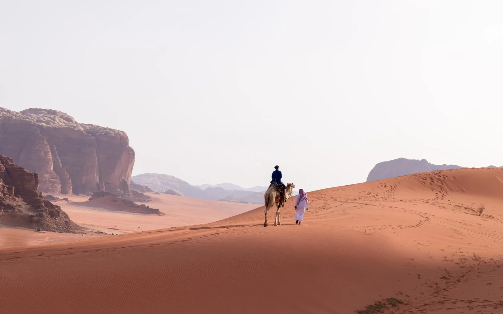 Das Wadi Rum betreten Sie ganz standesgemäß, auf einem Kamelrücken