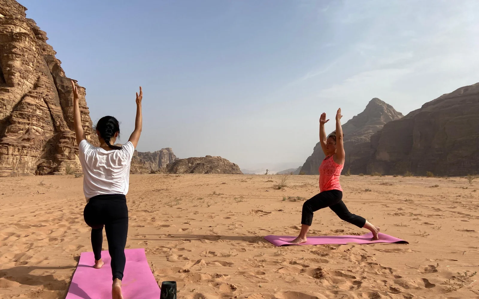Sowohl Yoga-Anfänger als auch Yoga-Erprobte finden auf dieser Reise Platz