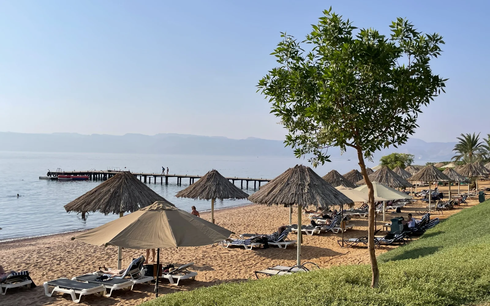 Am Tag in Aqaba können Sie den Strand genießen oder eine Runde schnorcheln