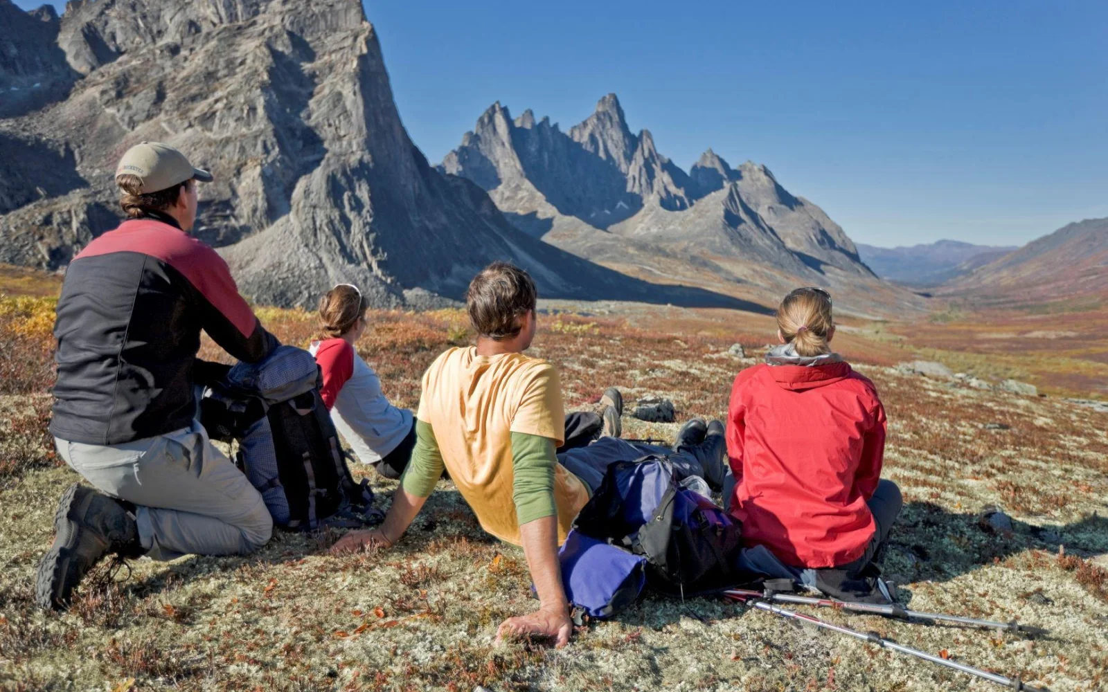 Die überwältigende Tombstone Mountain Range erkunden Sie wandernden Fußes