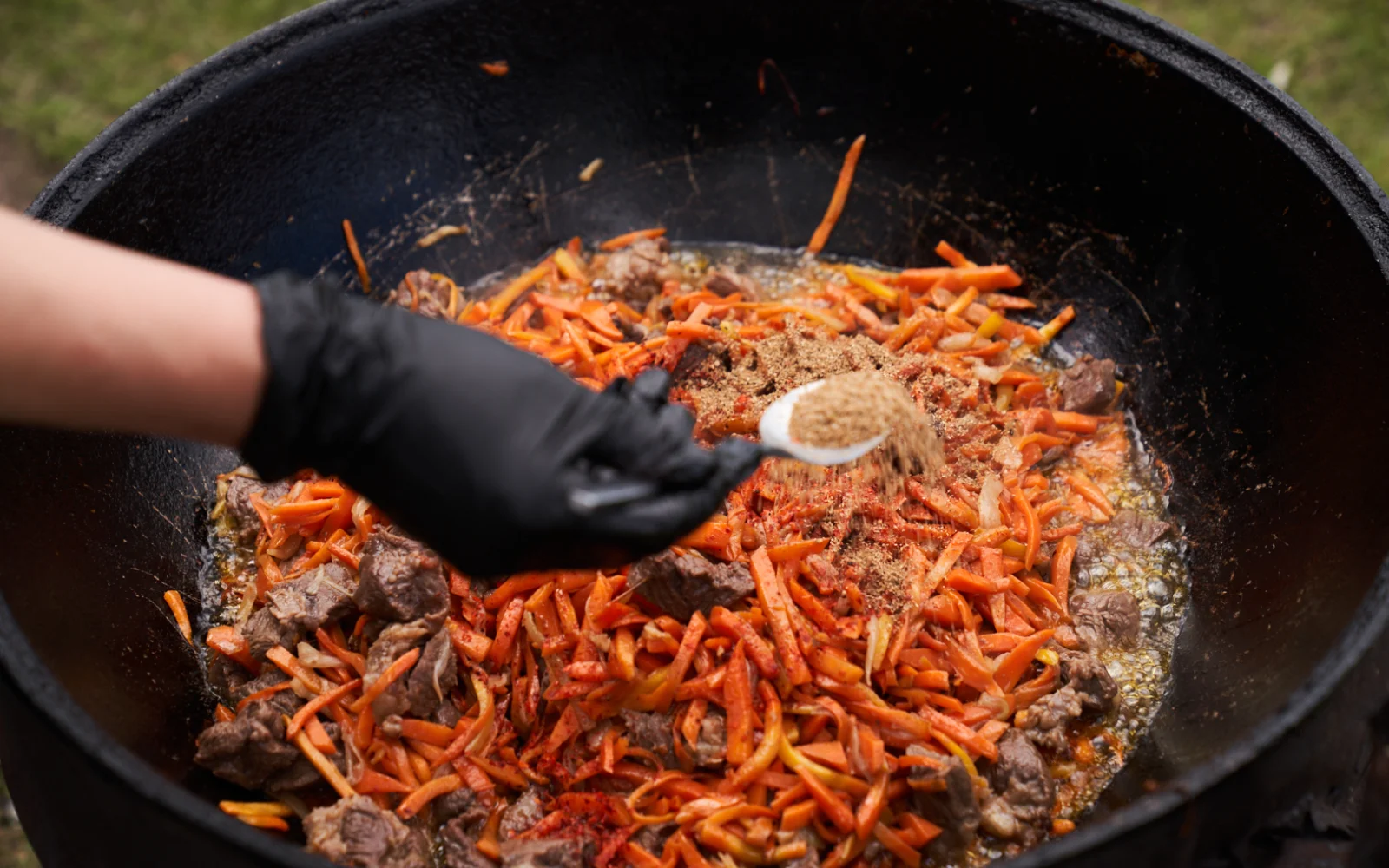 Hier werden die Geheimnisse der traditionellen Plov-Zubereitung enthüllt.