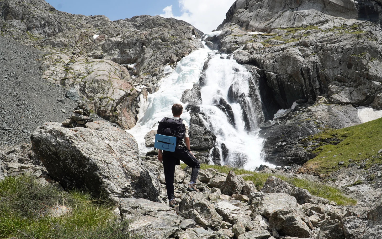 Ihre Reise führt Sie immer wieder vorbei an Wasserfällen, Flüssen und Seen