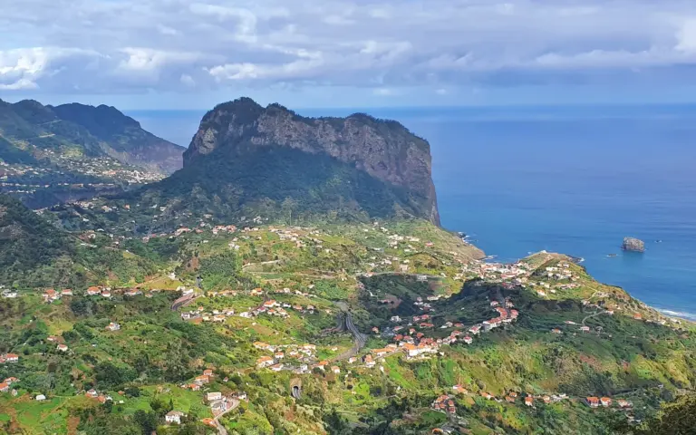 Blick auf den Adlerfelsen, den Sie über einen steilen Pfad erwandern werden