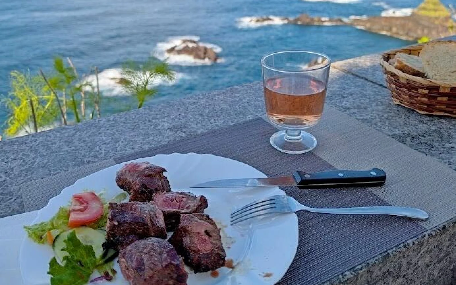 Saftige Espetadas – Typische Rinderspieße vom Lorbeerholzfeuer