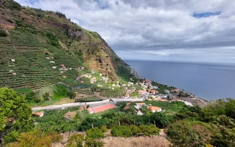In ein abgelegenes Dorf und eine Levada im Süden