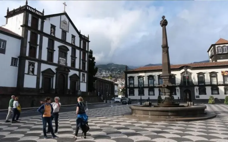 Altstadt, Markt, Madeirawein und botanischer Garten in Funchal