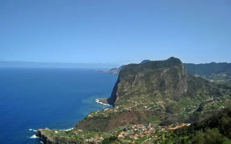 Zuckerrohr, Levada und Wüstenklima im Osten