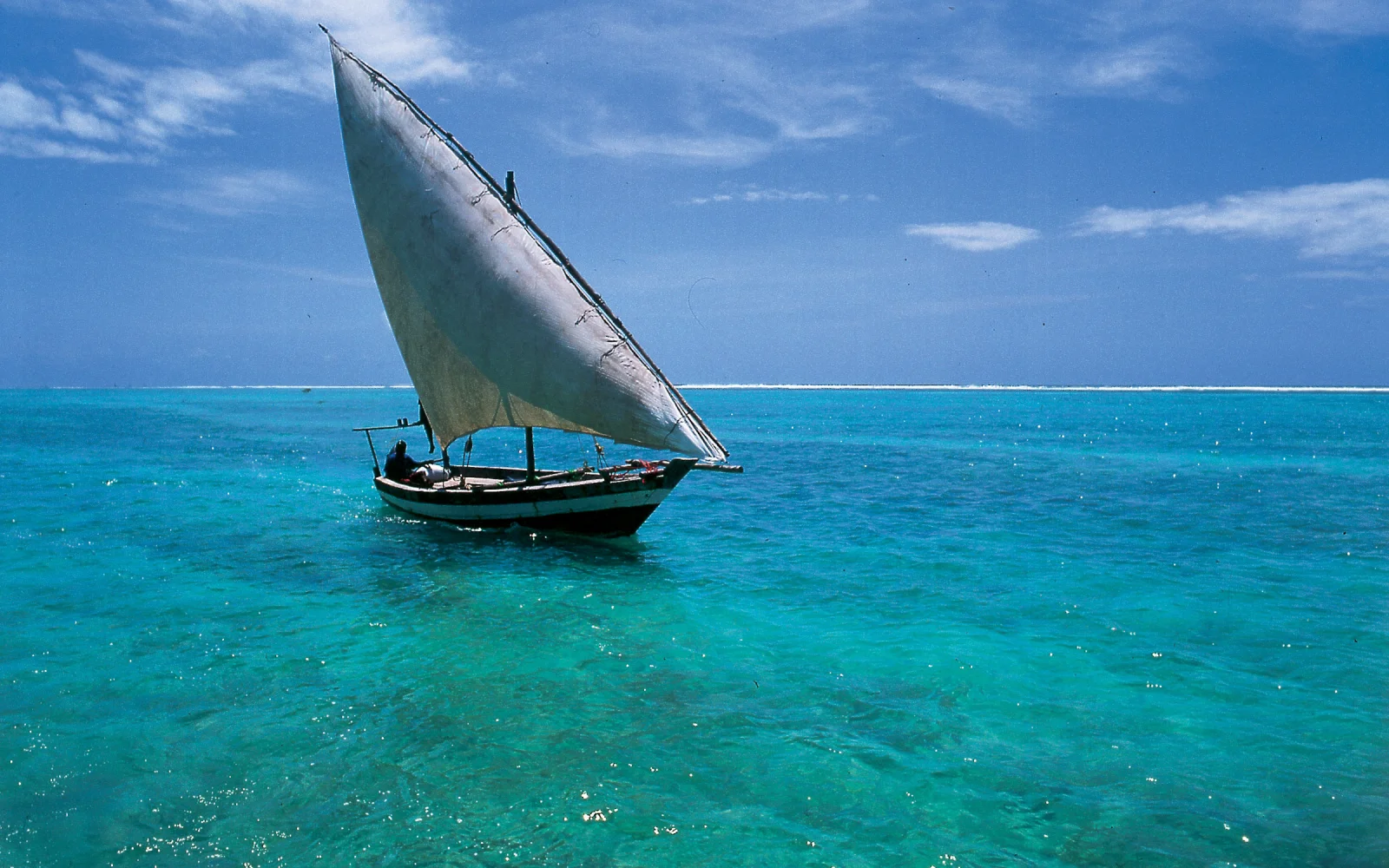 Eine Dhau, traditionelles arabisches Segelboot