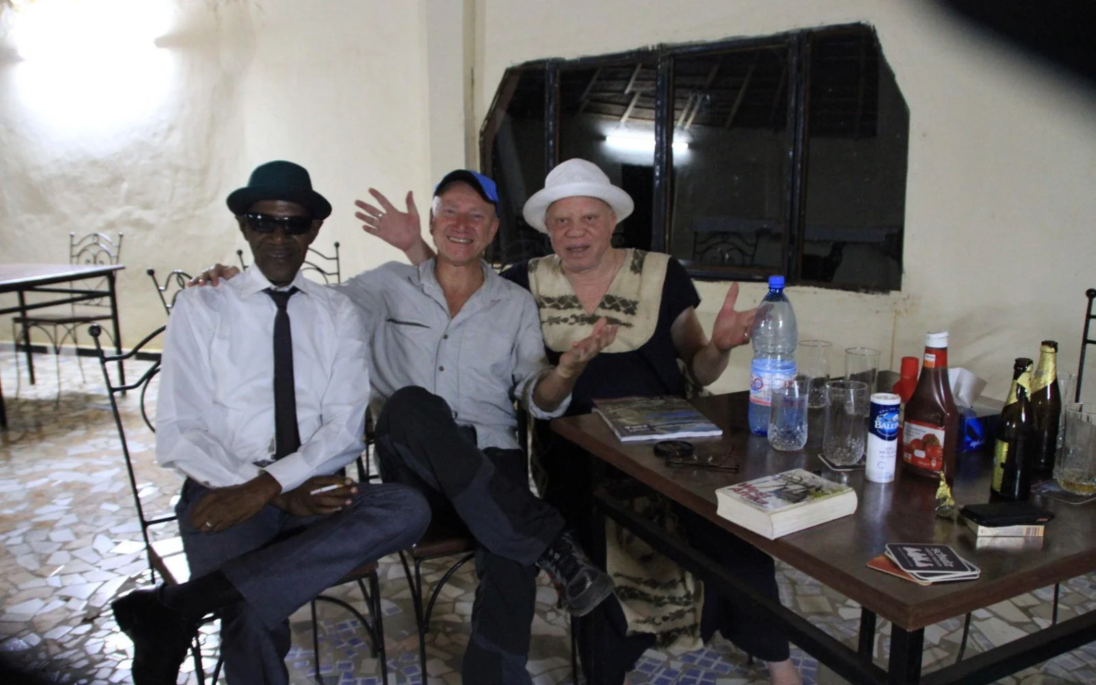 Frank Schulz mit Salif Keita und seinem Manager. (Nov. 2012, Bamako) 