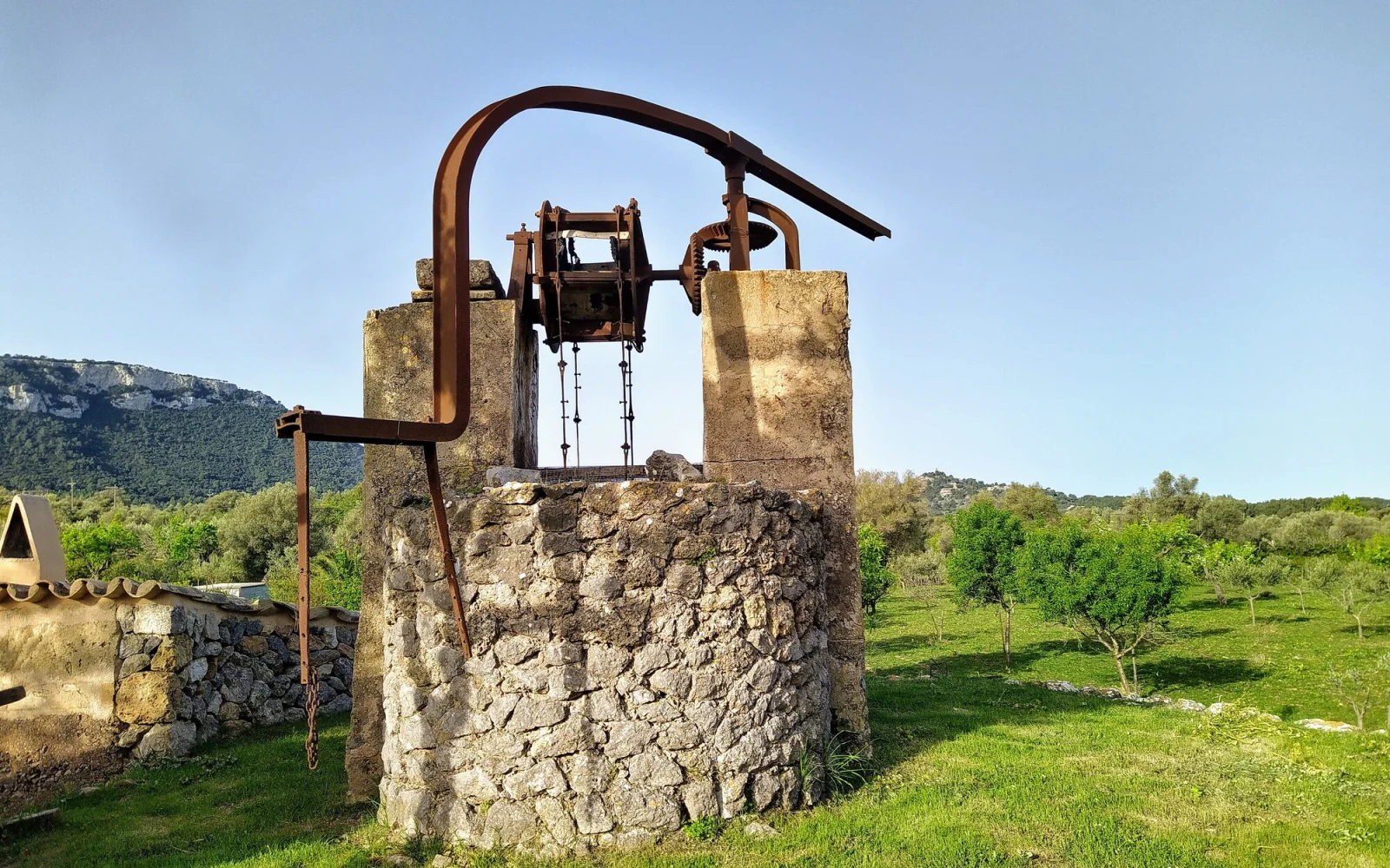 Von Eseln oder Maultieren wurden bis ca. Mitte des 20. Jahrhundert die Brunnen angetrieben.