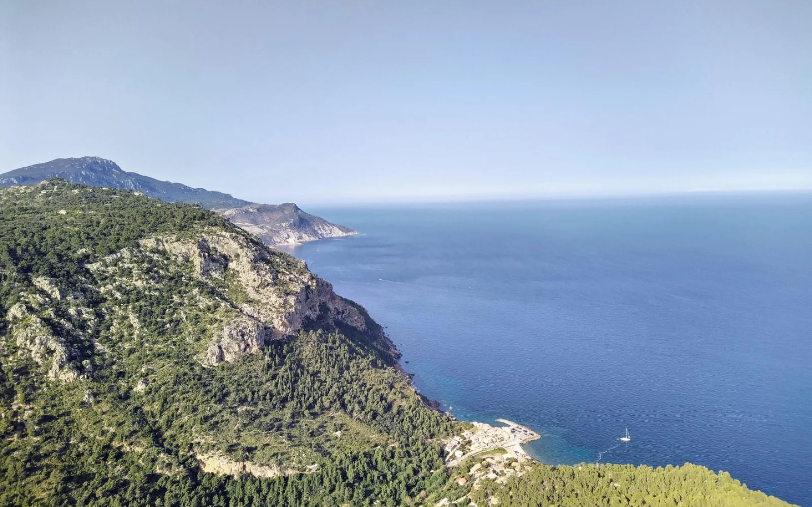Der Blick schweift über das Meer und den zurückgelegten Weg ... beim Anblick all der Naturschönheiten werden die Füße ganz leicht