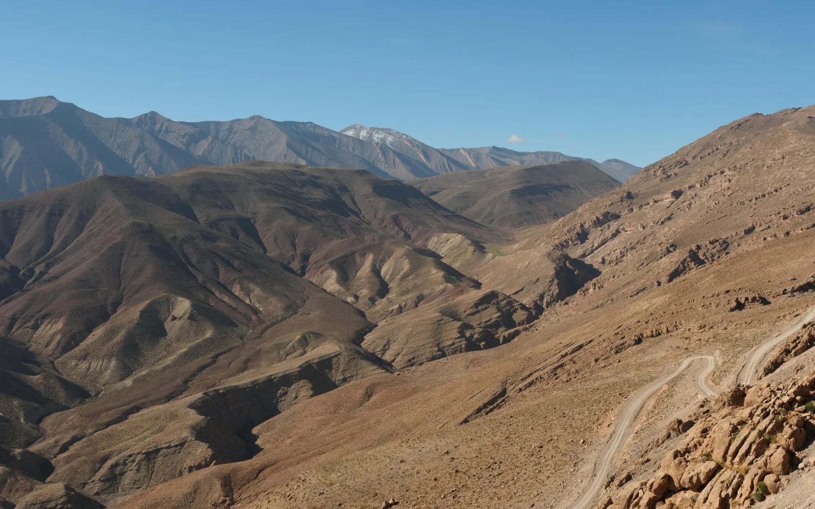 Mit Jeeps fahren Sie von Ait Bouguemez quer durch den hohen Atlas entlang der mächtigen Gebirgskette des Jebel M'Goun.