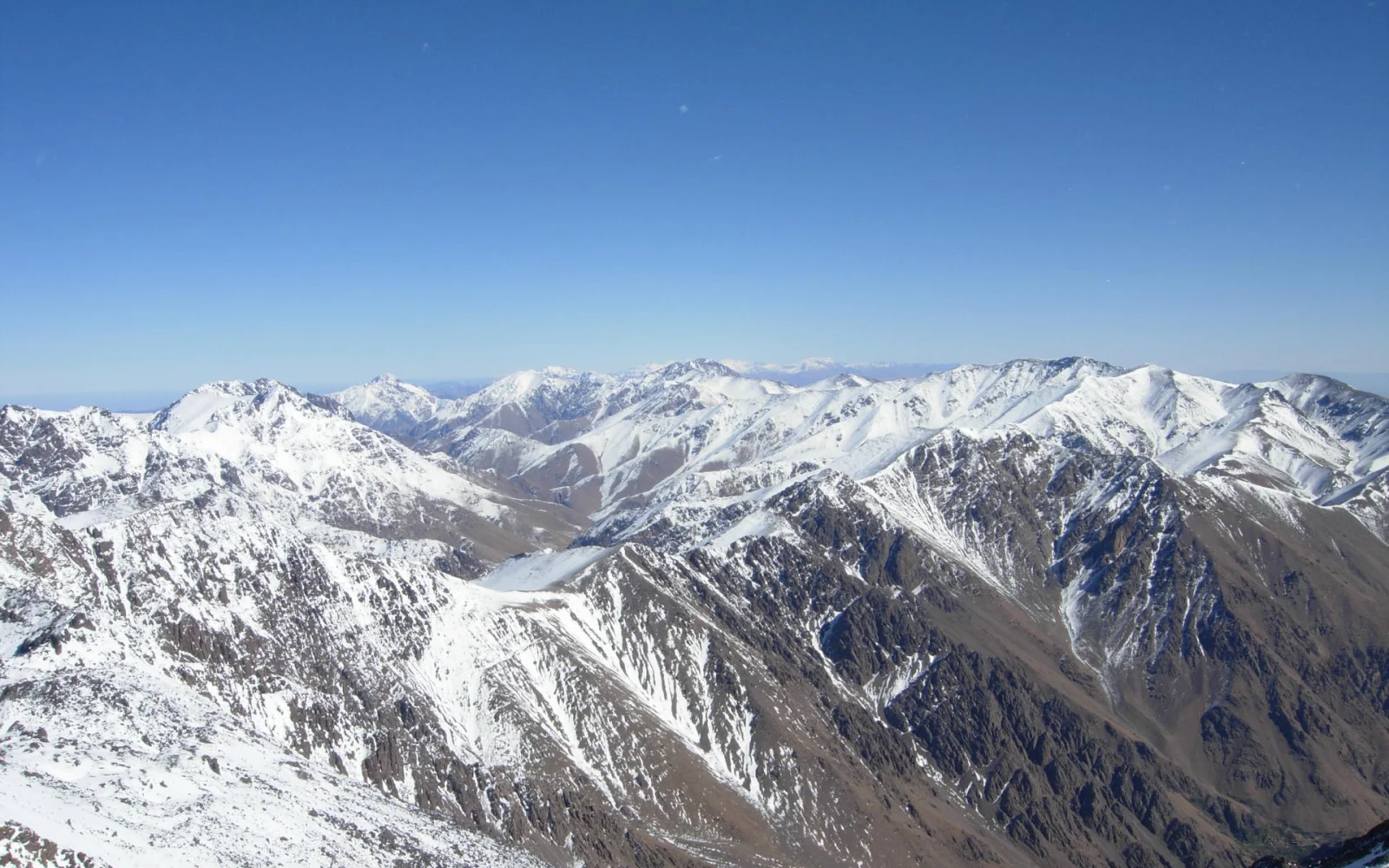 Winterlicher Blick vom Jebel Toubkal in Richtung Osten