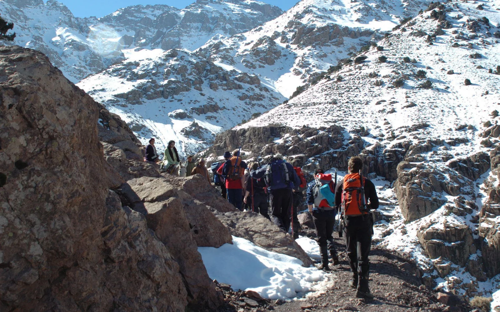 Auf dem Weg zum Gipfelkreuz im Winter