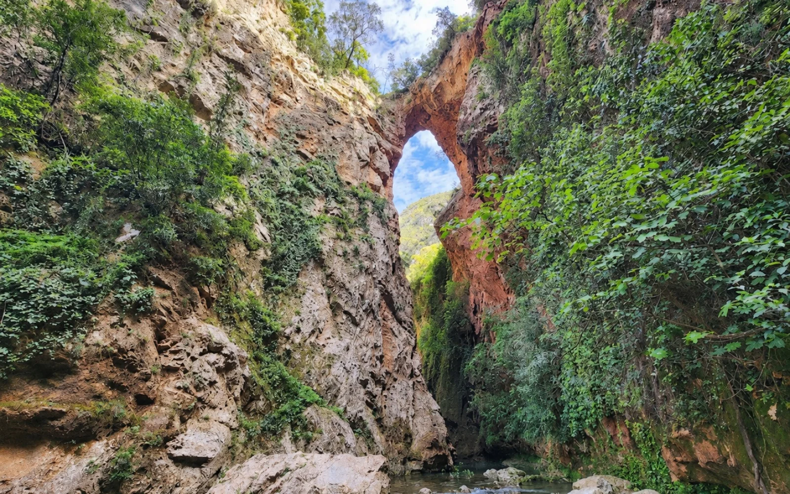 Eine Wanderung führt zur „Brücke Gottes“ inmitten einer grünen Schlucht
