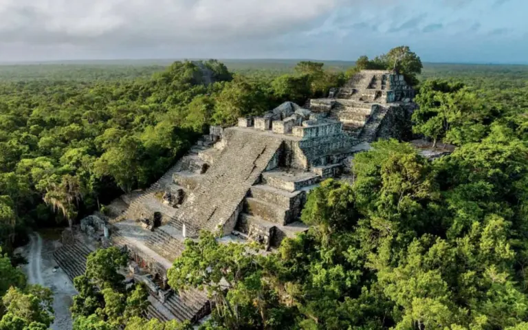 In der wenig bekannten Maya-Stadt Calakmul besteigen die Pyramide