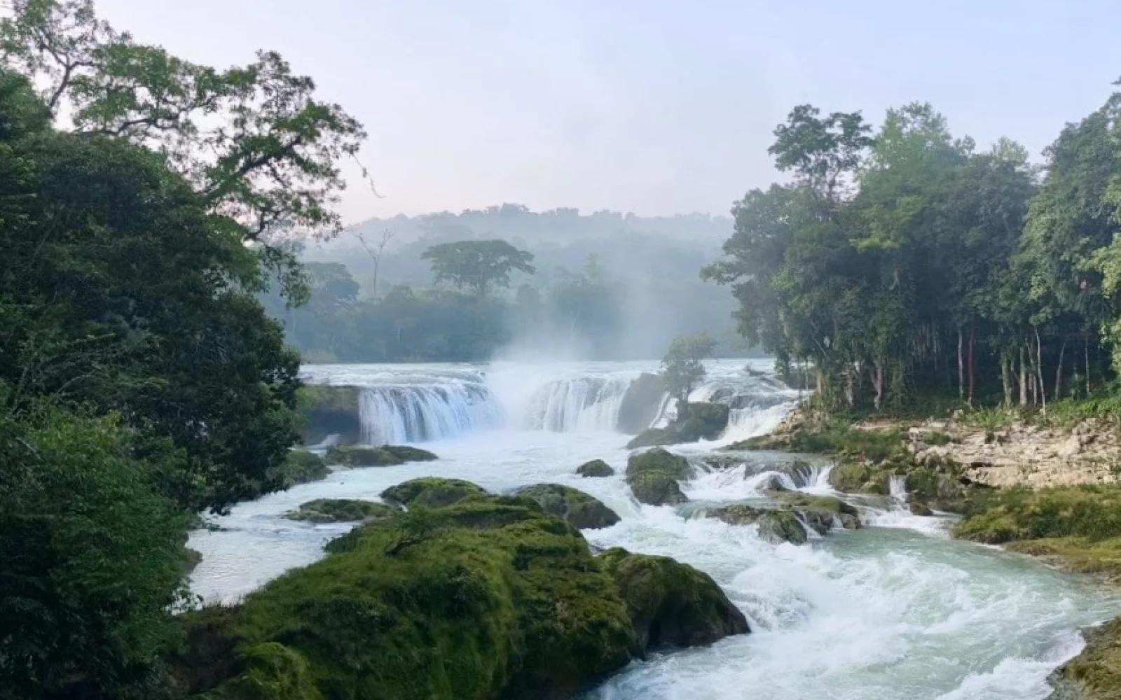 Natur pur: Sonnenaufgang am Wasserfall