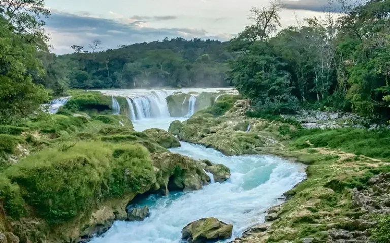 Sonnenaufgang am Wasserfall und Wanderung durch ein Steinlabyrinth