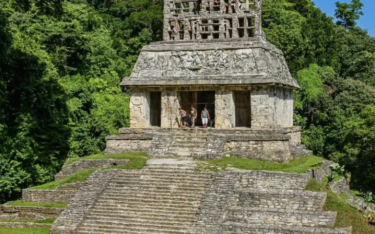 Besichtigung von Palenque und Wanderung zum „Verlassenen Tempel“
