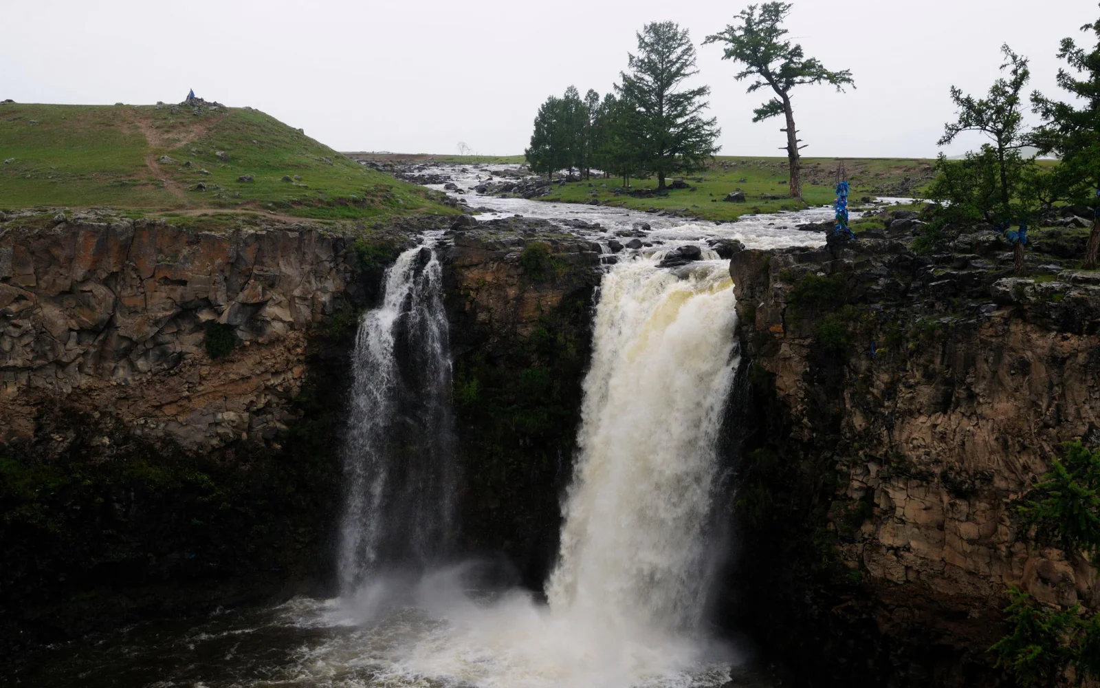 Auf dieser naturnahen Reise kommen Sie am Ulaanzutgalan Wasserfall vor.