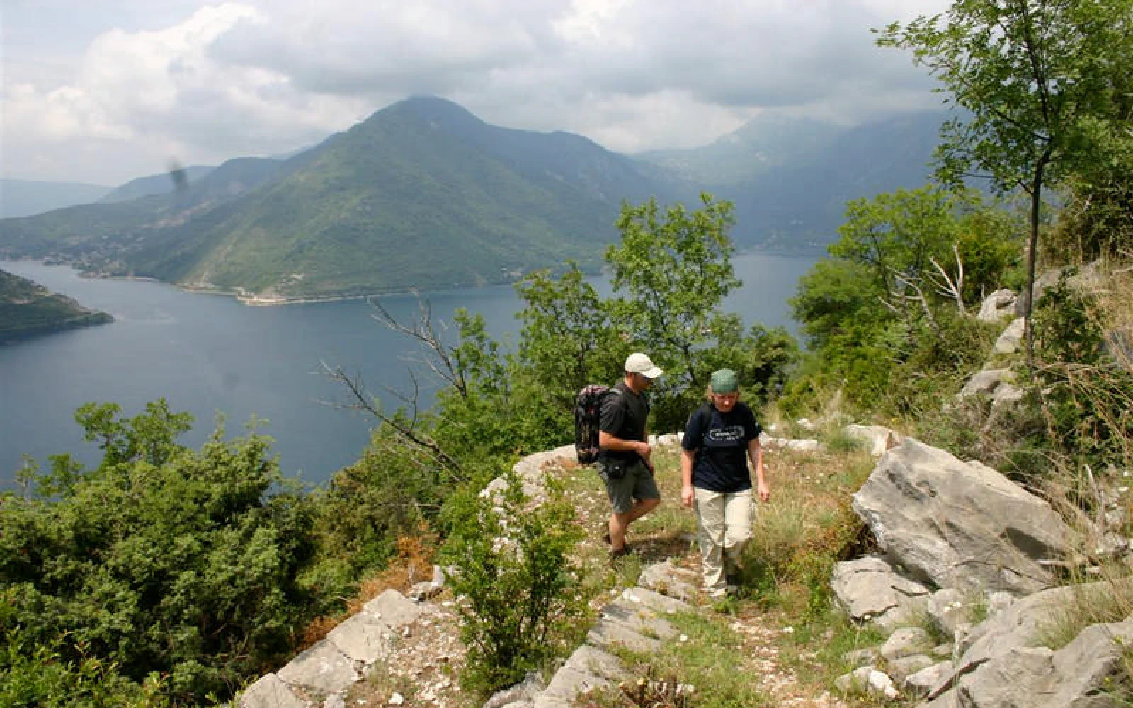 Sie wandern hoch über der Bucht von Kotor mit einzigartigen Ausblicken