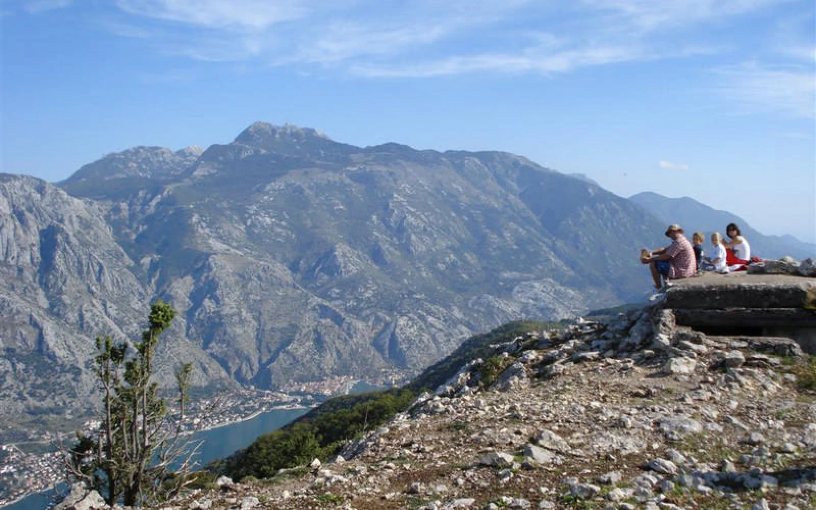 Am Gipfel des Vrmac: Blick auf Bucht von Kotor und Nationalpark Lovcen