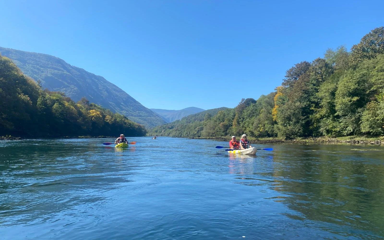 Sie starten Ihre Reise mit einer Paddeltour im Drina-Canyon