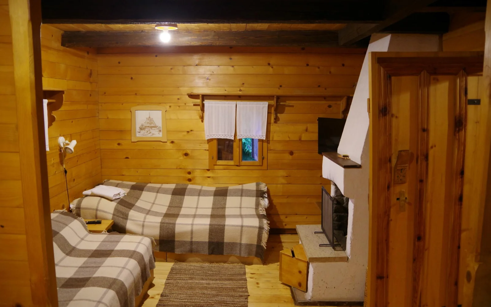 In Sirogojno übernachten Sie in diesen urigen Hütten