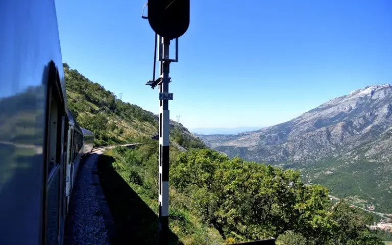 Zugfahrt, Besuch beim Winzer, Cetinje und Nationalpark Lovcen