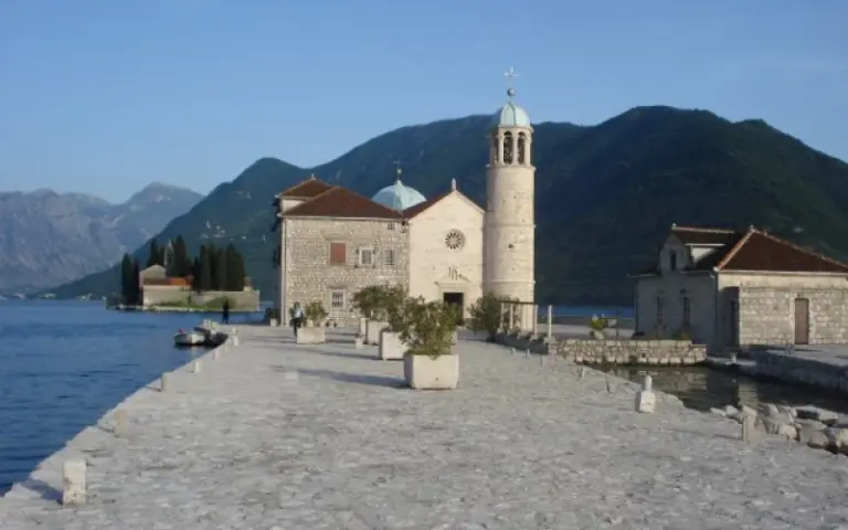 Wanderung zur k.u.k.-Festungsruine und Bootsfahrt zur Klosterinsel