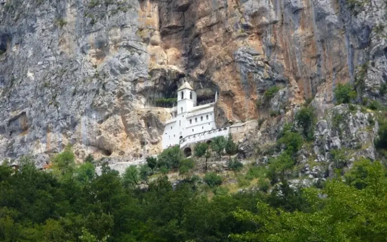 Montenegro: Fahrt zur Adriaküste mit Klosterbesichtigung
