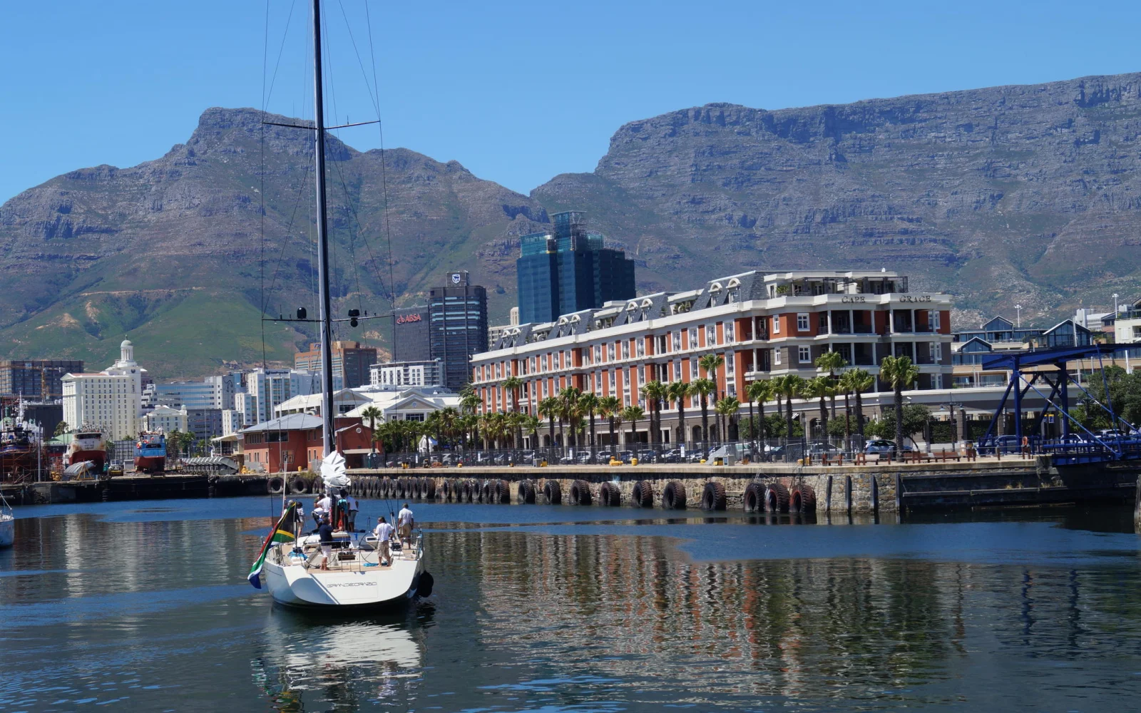 Blick von der Waterfront auf den Tafelberg und Devil´s Peak