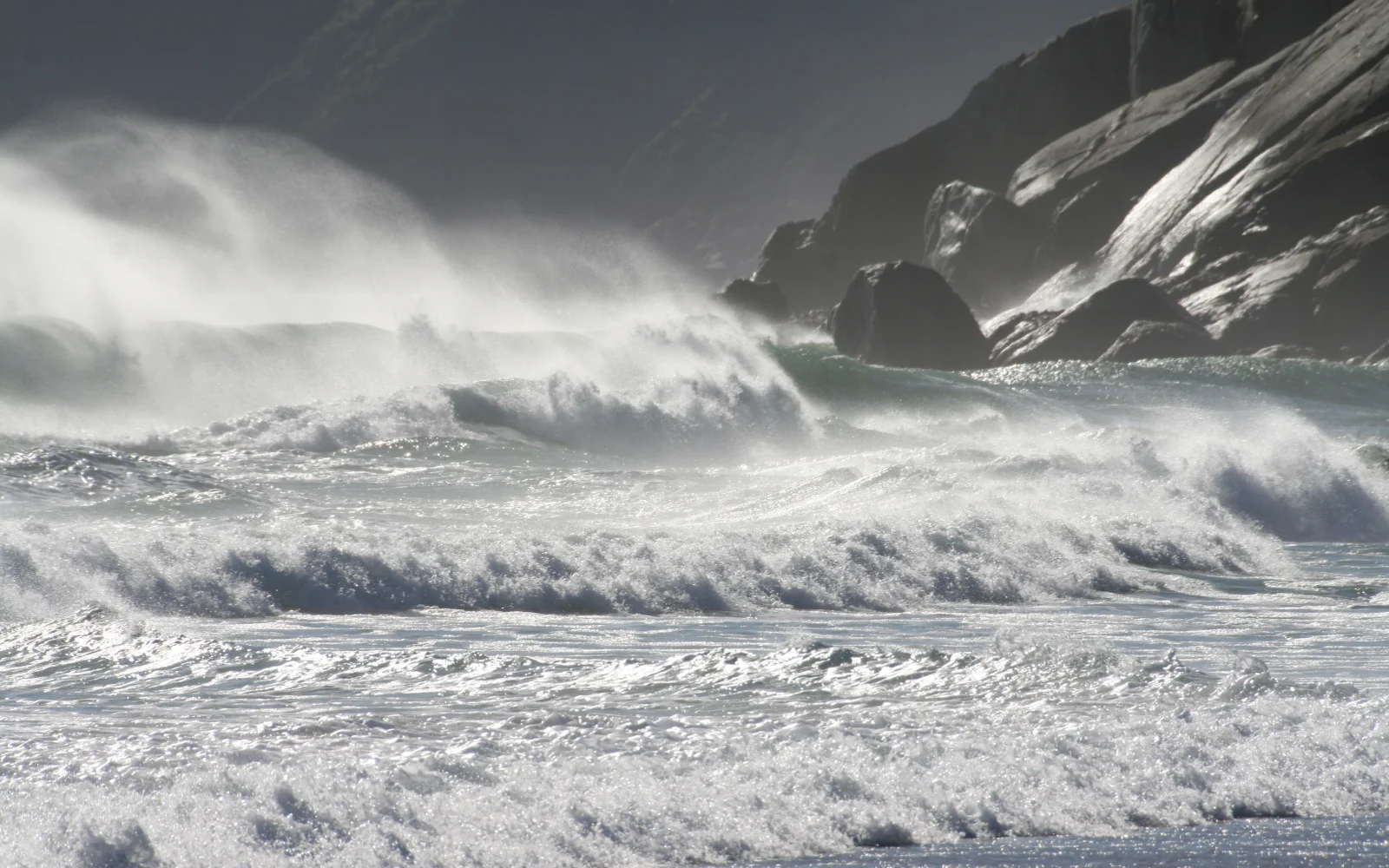 Eine Küste von Wind und Wasser geformt