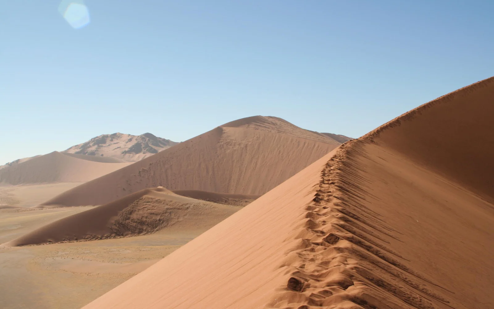 Auf den Dünen von Sossusvlei erleben Sie die Wüste hautnah