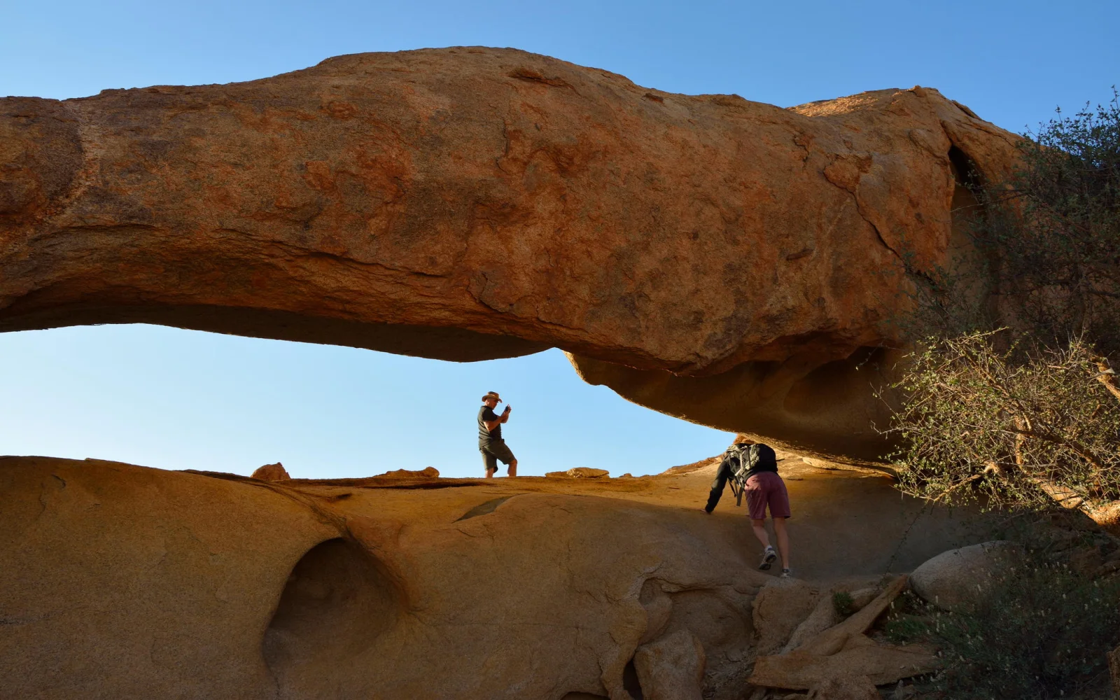 Skurrile Landschaften entdecken Sie bei Wanderungen an der Spitzkoppe, ein Inselberg in der Namib Wüste