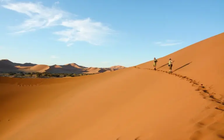 Sonnenaufgangswanderung an den roten Dünen von Sossusvlei  