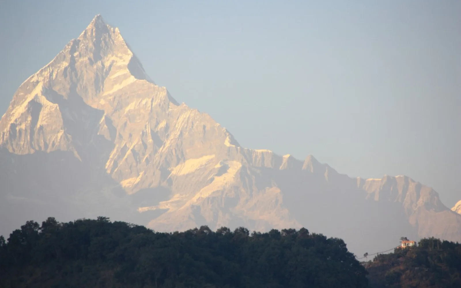 Majestätisch thront der Machapuchare über dem Phewa-See in Pokhara.