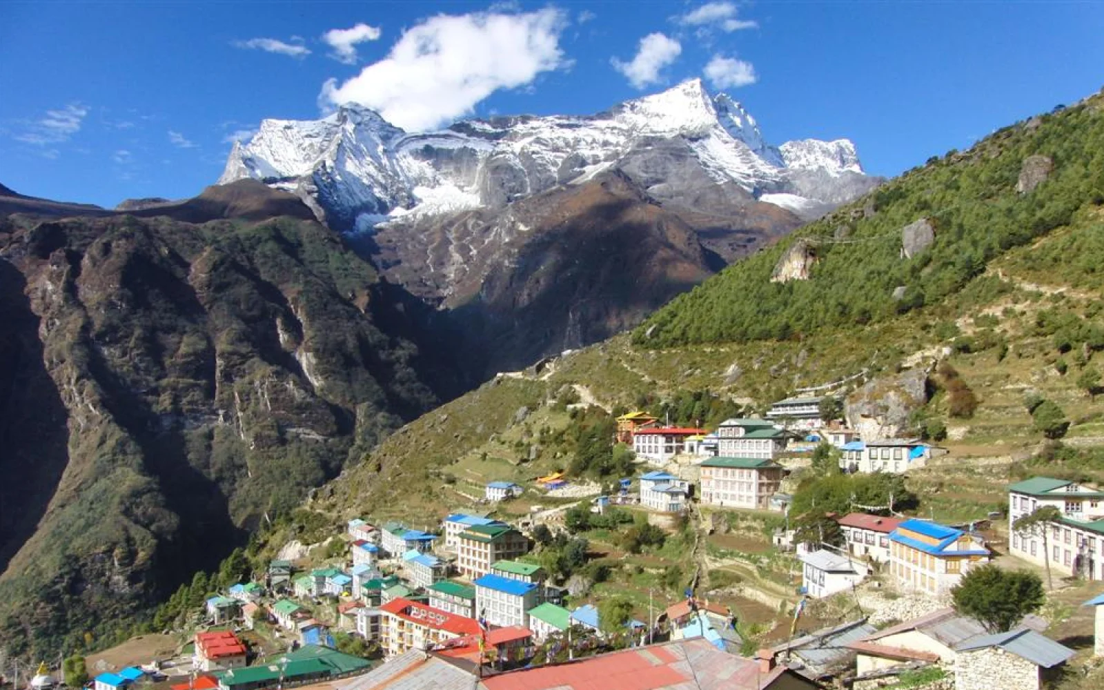 Bergpanorama und Sherpa-Kultur in Namche Bazaar