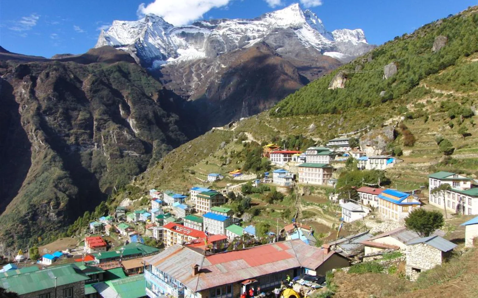 Bergpanorama und Sherpa-Kultur in Namche Bazaar