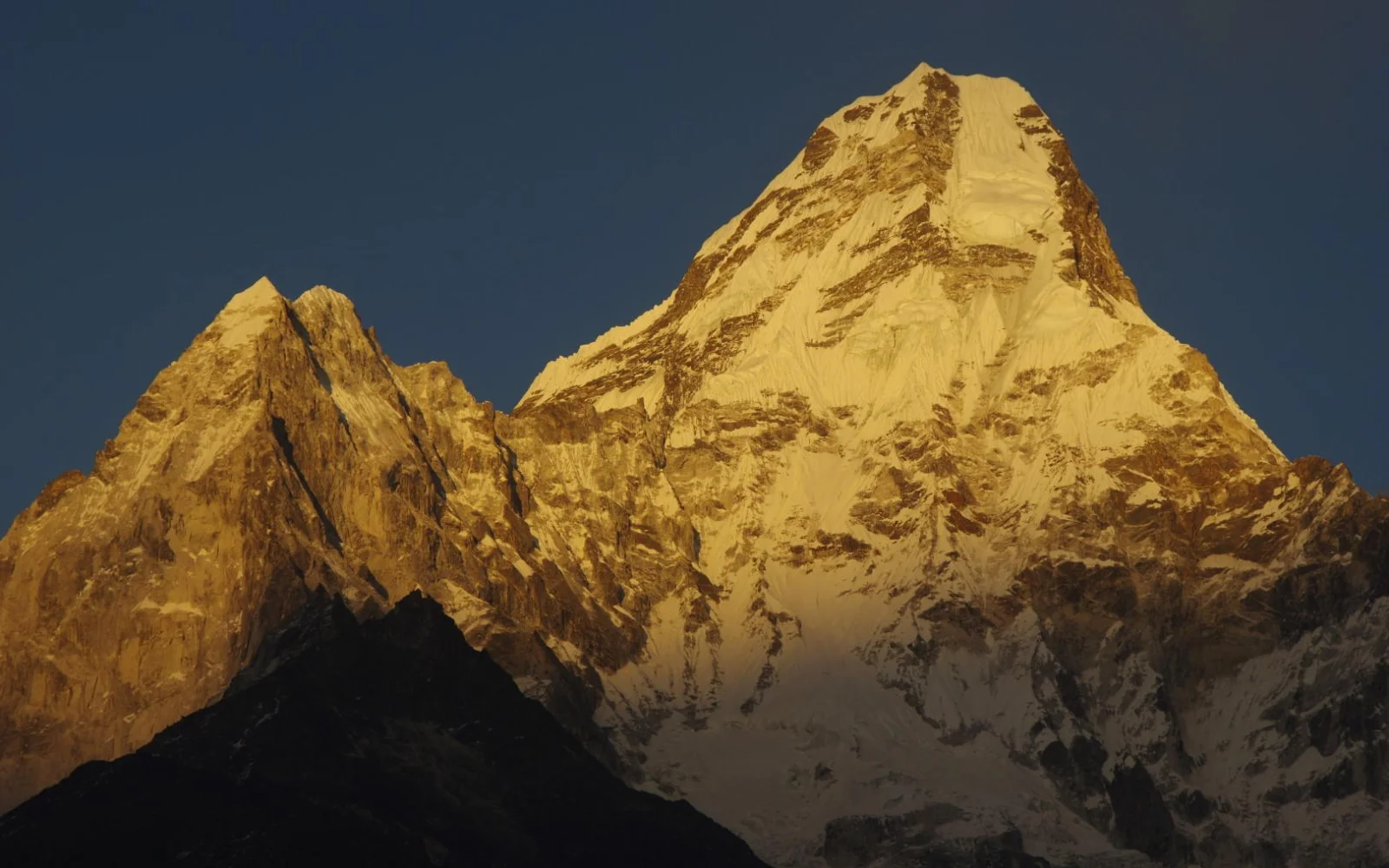 Das "Matterhorn Nepals", die formschöne Ama Dablam (6.856 m)
