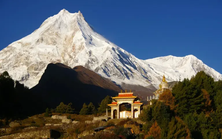 Sagenhafte 5000 m trennen die Ortschaft Lho vom Manaslu-Gipfel (8163 m)!