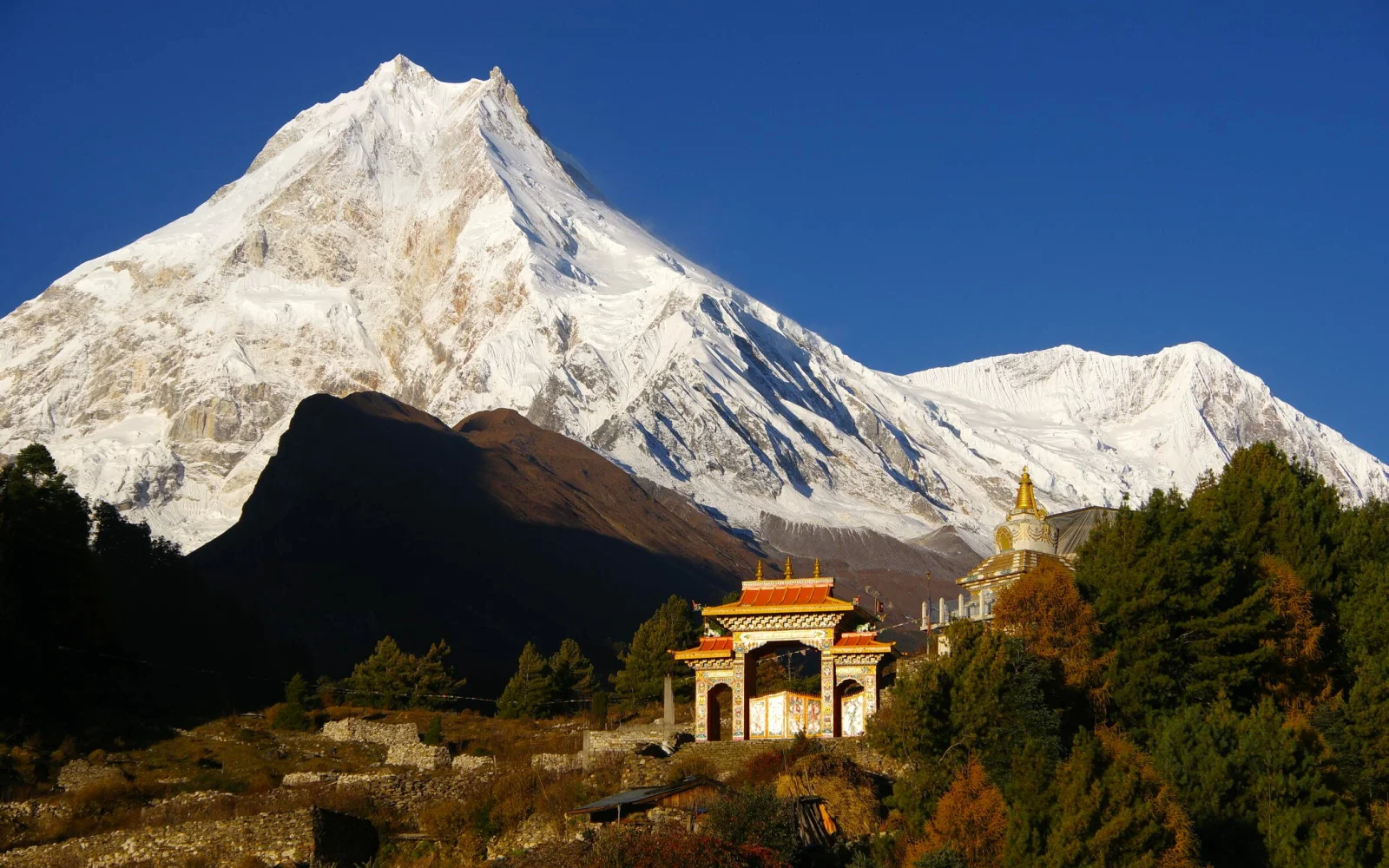 Sagenhafte 5000 m trennen die Ortschaft Lho vom Manaslu-Gipfel (8163 m)!