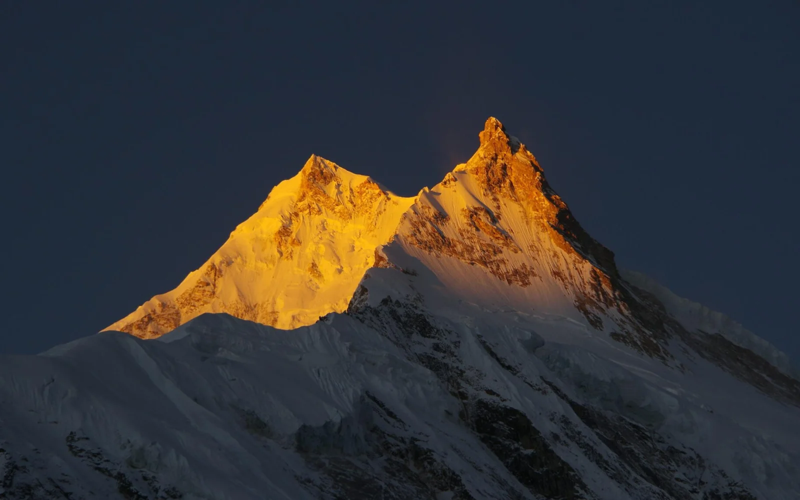 Die markante Doppelspitze des Manaslu – links der Hauptgipfel. 