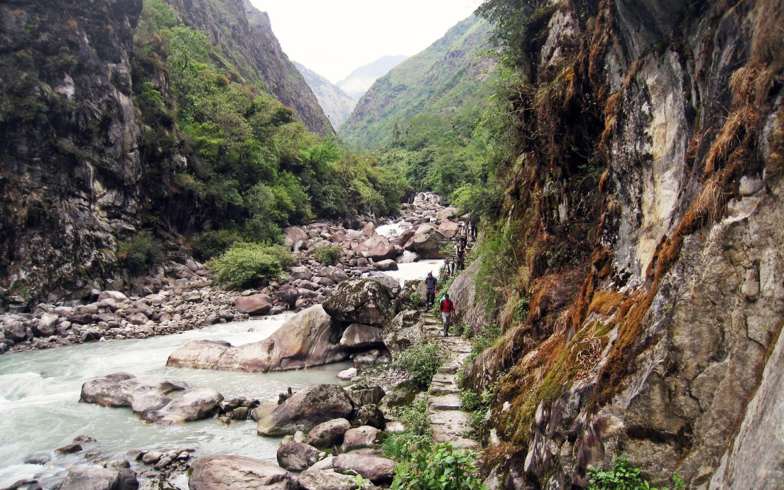 Durch das Tal und die Schluchten des Ghunsa Khola führt der Weg nach Westen