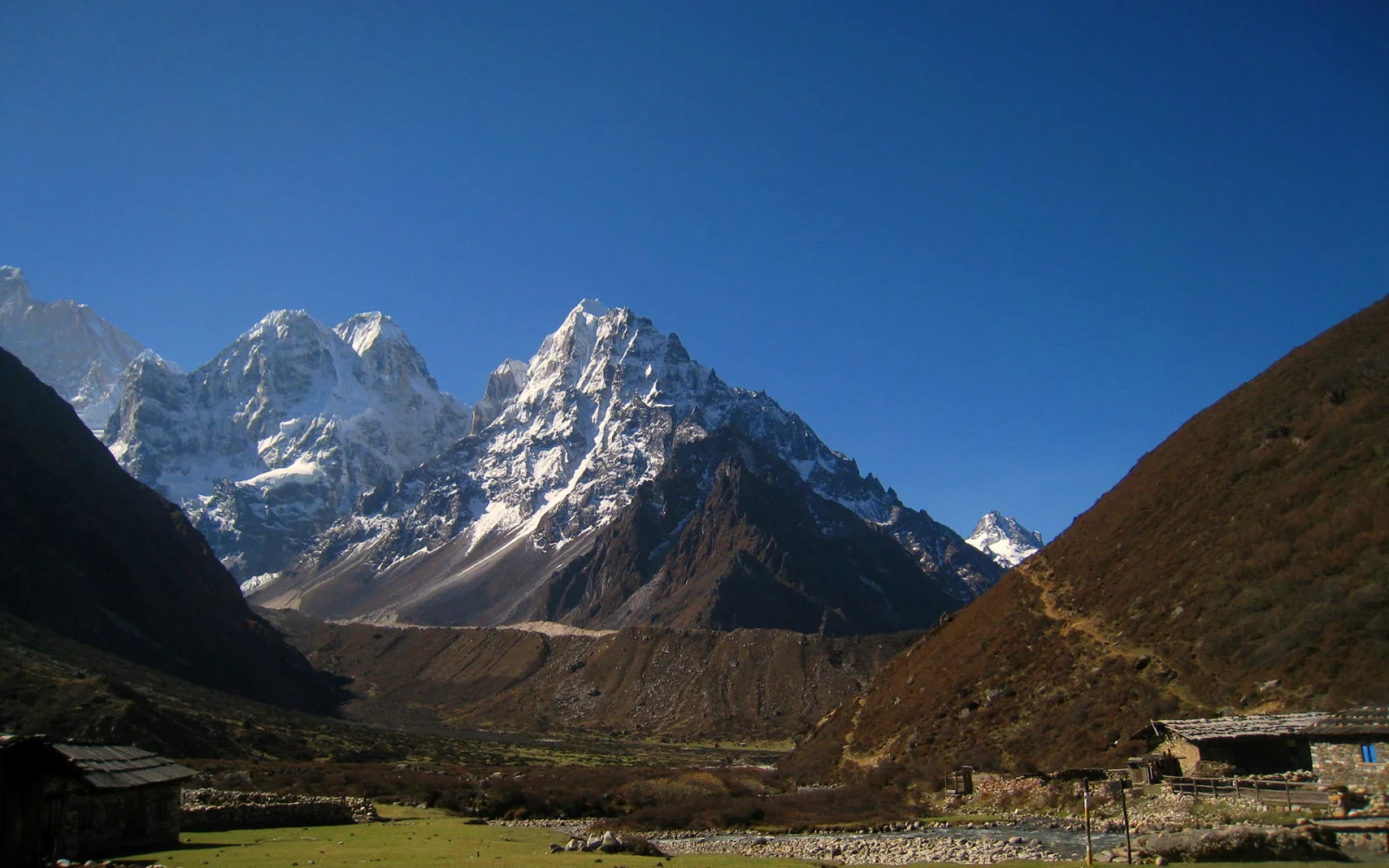 Auf Ihrer Reise zum Kanchenjunga erwarten Sie unberührte Landschaften, wie hier von der Hochalm Kambachen