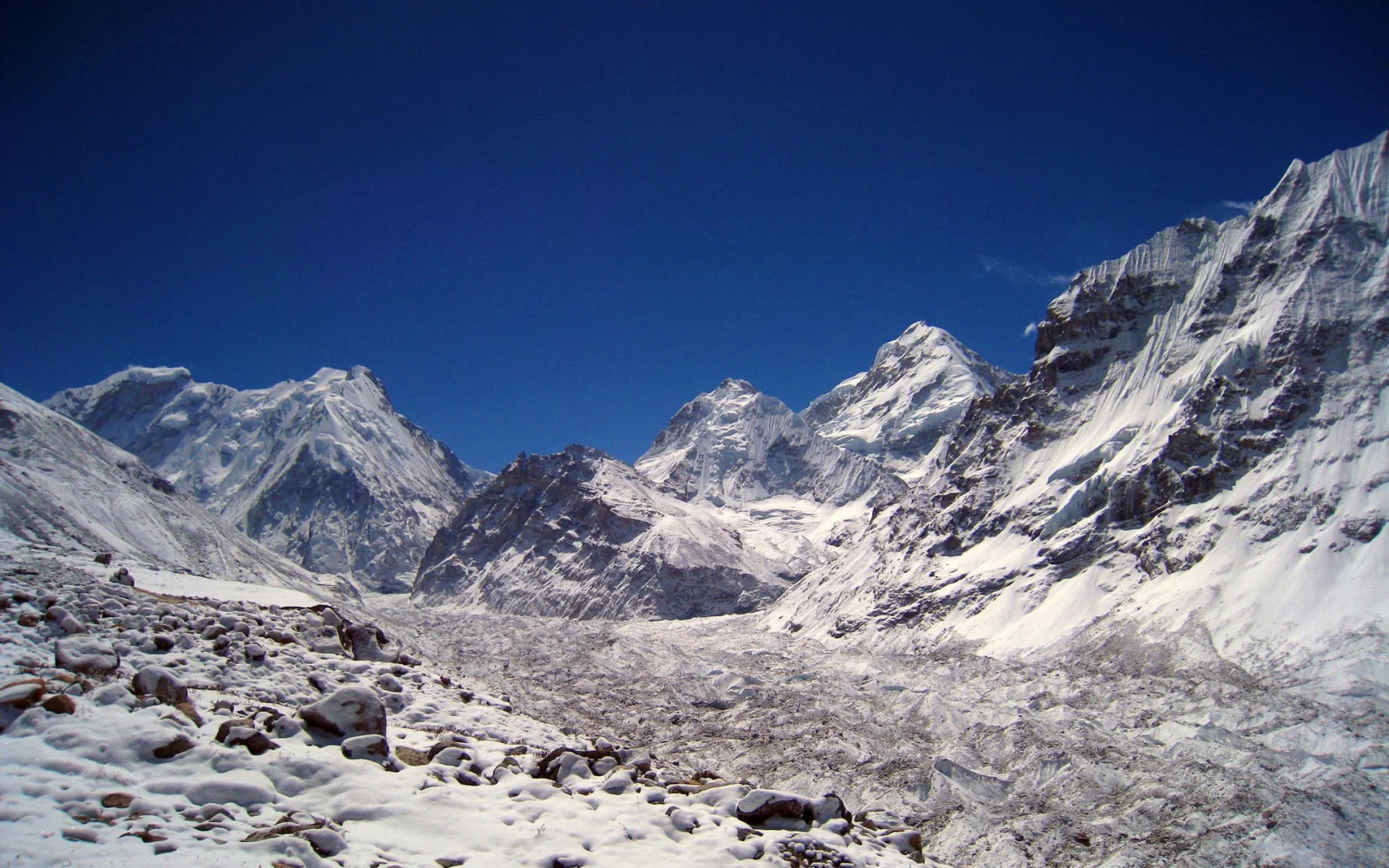  Eisbedeckte Giganten im Rund des nördlichen Basislagers des Kanchenjunga